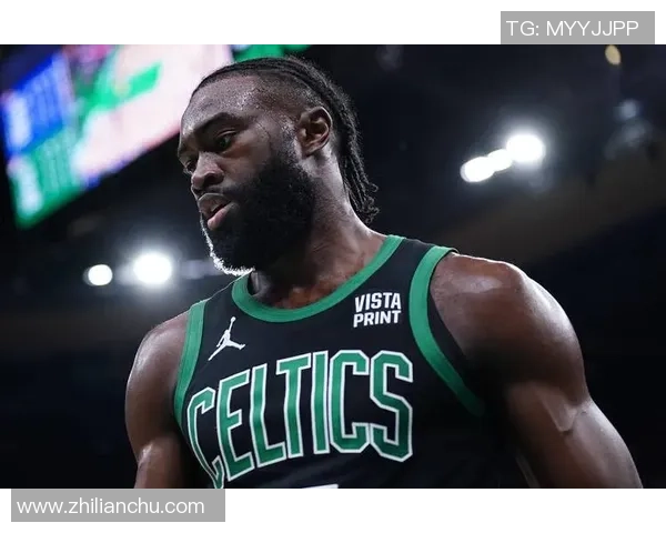 绿军官方更新:杰伦布朗左腿筋紧张回归时间存疑情况需密切关注